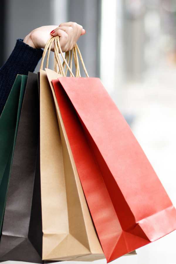 Zaangażowany konsument robiący zakupy